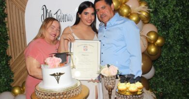 La Dra. Teveras Joaquin celebra su fiesta de Graduacion junto amigo y familiares