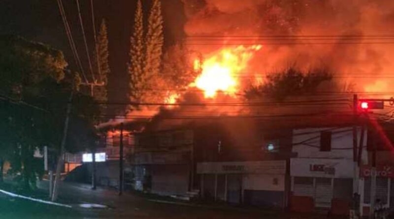 En Santiago: incendio destruye tres negocios