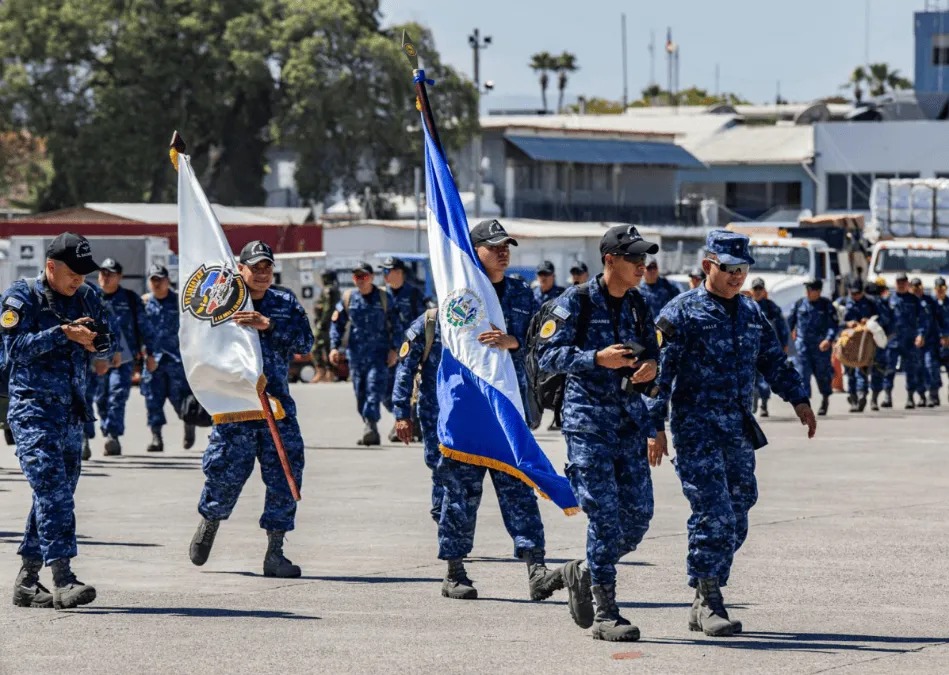 El Salvador eleva a unos 1,300 sus efectivos en Haití y un avión con equipos militares aterriza en República Dominicana